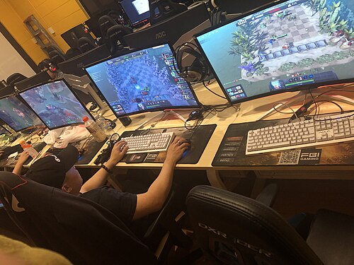Игроки Dota Auto Chess за компьютерами на турнире